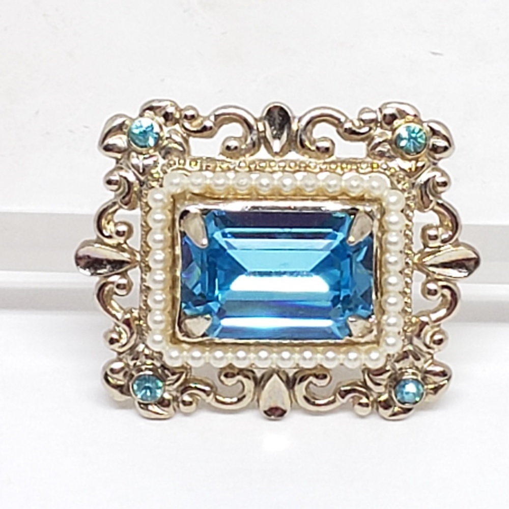Coro Vintage Sweet Small Pin Light Turquoise Color